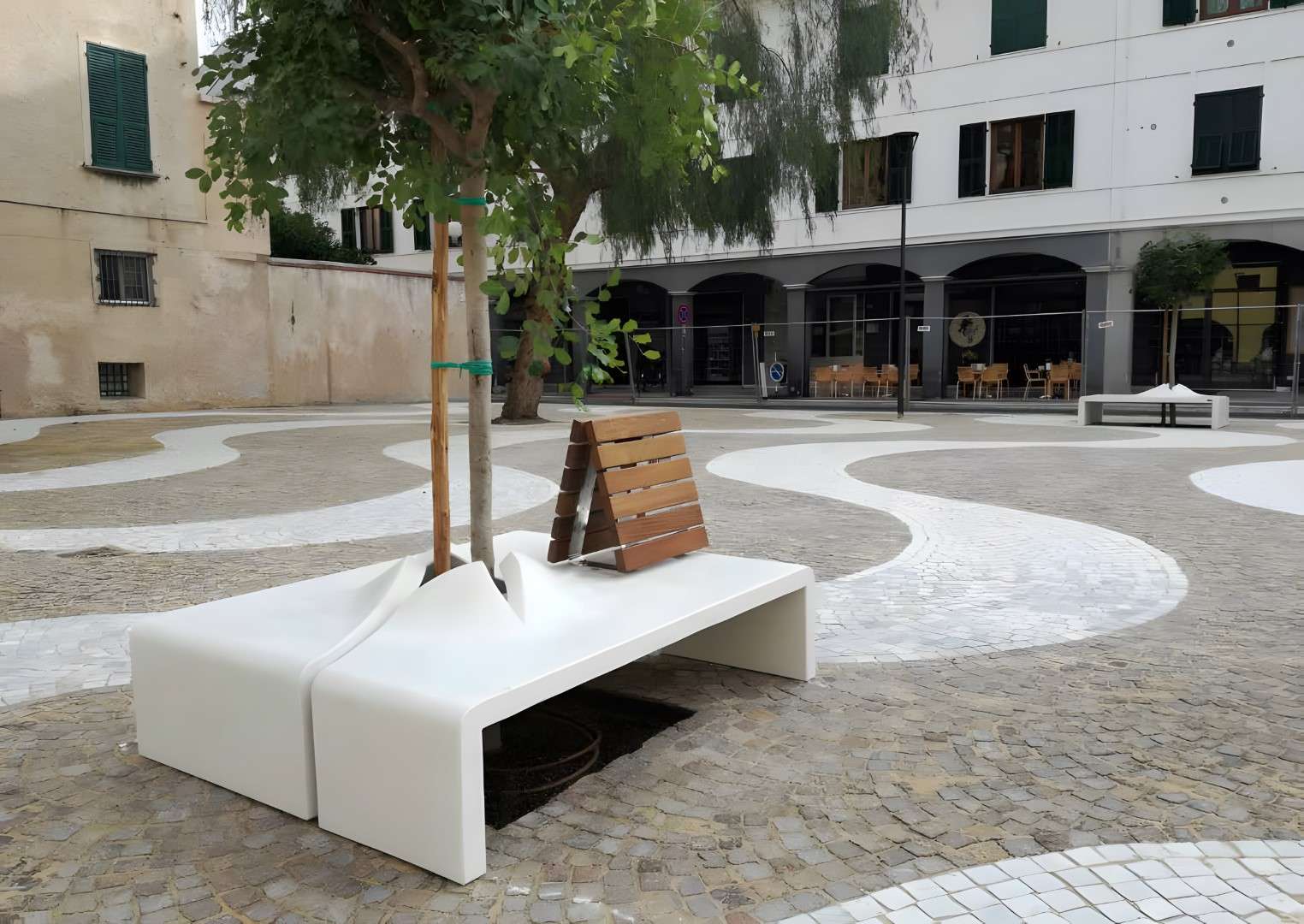 banc design en béton autour d'un arbre