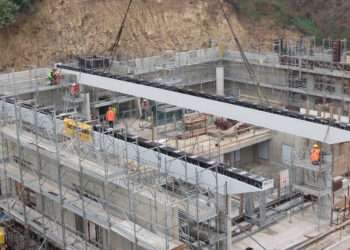 pose poteau mixte acier beton chantier